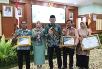 Bupati Tala Rahmat Trianto dan Istri dikukuhkan sebagai Ayah dan Bunda GenRe oleh Gubernur Kalsel pada peringatan Harganas ke-32 di Banjarbaru, 24 Juni 2025.