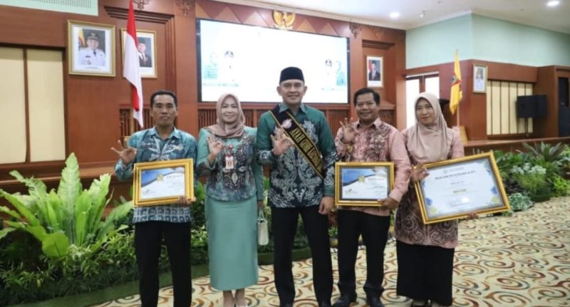 Bupati Tala Rahmat Trianto dan Istri dikukuhkan sebagai Ayah dan Bunda GenRe oleh Gubernur Kalsel pada peringatan Harganas ke-32 di Banjarbaru, 24 Juni 2025.
