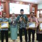 Bupati Tala Rahmat Trianto dan Istri dikukuhkan sebagai Ayah dan Bunda GenRe oleh Gubernur Kalsel pada peringatan Harganas ke-32 di Banjarbaru, 24 Juni 2025.
