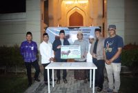 Bupati Tanah Bumbu serahkan sapi kurban Presiden di Masjid Al-Falah, pastikan distribusi amanah bersama tokoh masyarakat.