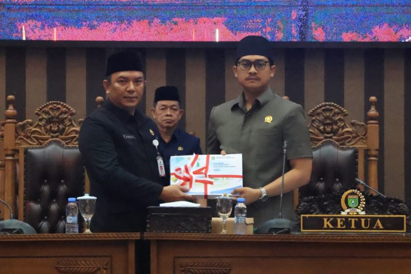 Pemkab Tanah Bumbu serahkan LPj APBD 2024, raih opini WTP ke-12 dari BPK serta tegaskan komitmen transparansi keuangan.