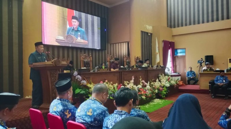Rapat Paripurna DPRD Kabupaten Tanah Bumbu membahas jawaban Bupati atas pemandangan umum Fraksi terhadap LPj APBD TA 2024. Acara berlangsung di ruang sidang DPRD Tanah Bumbu, Selasa, 17 Juni 2025.