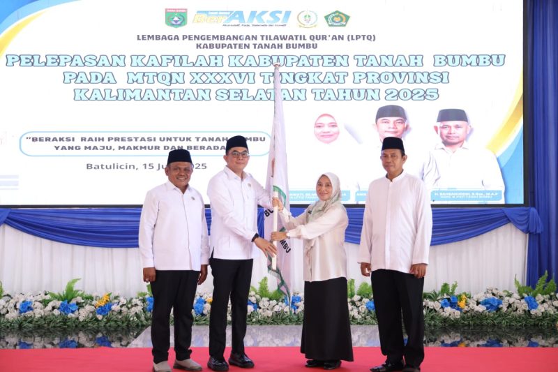 Bupati Tanah Bumbu, Andi Rudi Latif, resmi melepas kafilah MTQN ke-36 di Pendopo Bupati, Tanah Bumbu, Minggu (15/06)