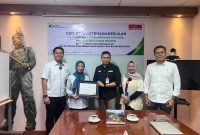 BPJS Ketenagakerjaan serahkan penghargaan kepada PT. Thriveni atas kepatuhan administrasi dan pembayaran iuran bulan berjalan, Senin (16/06)