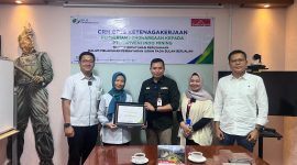 BPJS Ketenagakerjaan serahkan penghargaan kepada PT. Thriveni atas kepatuhan administrasi dan pembayaran iuran bulan berjalan, Senin (16/06)