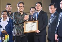 Bupati Tanah Bumbu, Andi Rudi Latif, menerima sertifikat eliminasi malaria dari Kemenkes RI di Bali, Selasa (17/06).