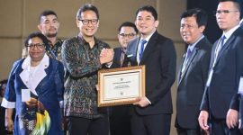 Bupati Tanah Bumbu, Andi Rudi Latif, menerima sertifikat eliminasi malaria dari Kemenkes RI di Bali, Selasa (17/06).