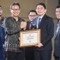 Bupati Tanah Bumbu, Andi Rudi Latif, menerima sertifikat eliminasi malaria dari Kemenkes RI di Bali, Selasa (17/06).