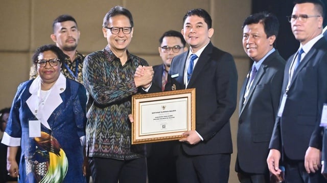 Bupati Tanah Bumbu, Andi Rudi Latif, menerima sertifikat eliminasi malaria dari Kemenkes RI di Bali, Selasa (17/06).