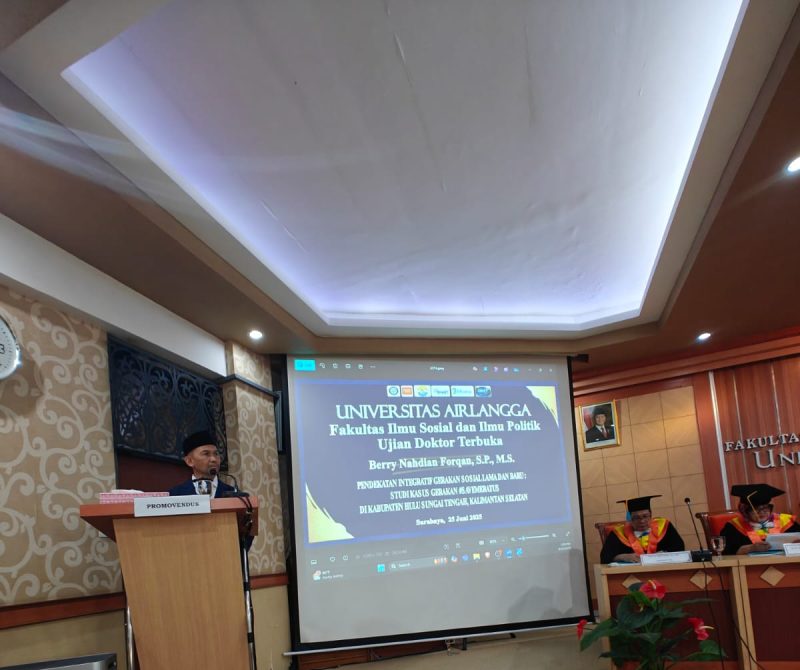 Ketua Senat UNUKASE, Dr. Berry Nahdian Forqan, berhasil meraih gelar doktor di UNAIR. Ujian digelar di Surabaya, Rabu 25 Juni 2025.