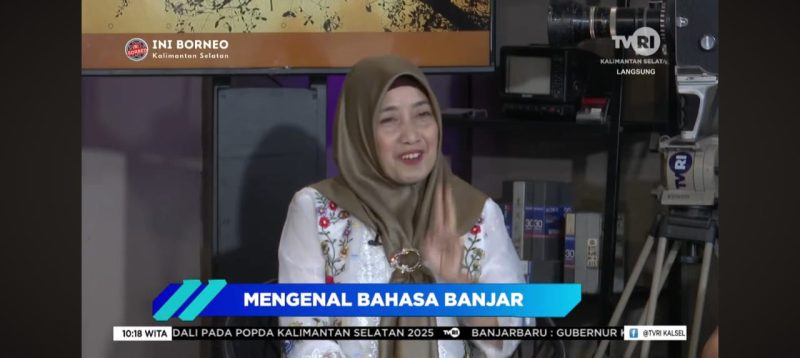 TVRI Banjarmasin menghadirkan Hj. Ida Komalasari dalam program edukatif “Mengenal Bahasa Banjar” yang membahas sejarah, struktur, dan pelestarian Bahasa Banjar sebagai identitas budaya Kalimantan Selatan, Banjarmasin, Senin 23 Juni 2025.