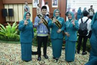 Bupati Tanah Bumbu Andi Rudi Latif dan Ketua TP PKK Andi Irmayani Rudi Latif dikukuhkan sebagai Ayah dan Bunda GenRe pada peringatan Harganas ke-32 tingkat Provinsi Kalimantan Selatan yang digelar di Banjarbaru, Selasa 24 Juni 2025.