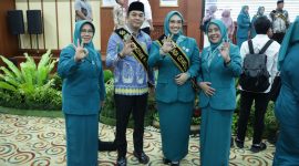 Bupati Tanah Bumbu Andi Rudi Latif dan Ketua TP PKK Andi Irmayani Rudi Latif dikukuhkan sebagai Ayah dan Bunda GenRe pada peringatan Harganas ke-32 tingkat Provinsi Kalimantan Selatan yang digelar di Banjarbaru, Selasa 24 Juni 2025.