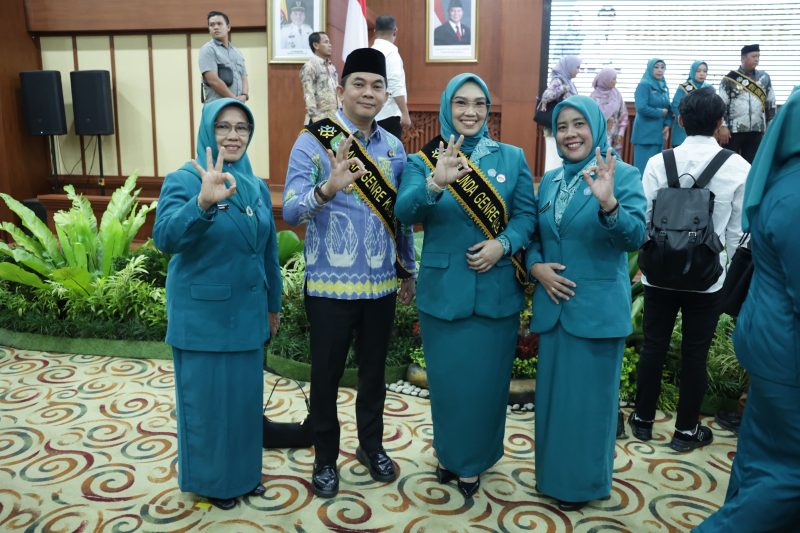 Bupati Tanah Bumbu Andi Rudi Latif dan Ketua TP PKK Andi Irmayani Rudi Latif dikukuhkan sebagai Ayah dan Bunda GenRe pada peringatan Harganas ke-32 tingkat Provinsi Kalimantan Selatan yang digelar di Banjarbaru, Selasa 24 Juni 2025.