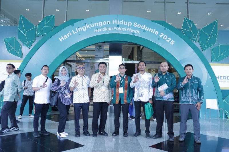 Bupati Tanah Bumbu, Andi Rudi Latif, menghadiri Rakornas Pengelolaan Sampah 2025 di Jakarta, Minggu 22 Juni 2025, sebagai bentuk komitmen daerah mewujudkan Indonesia Bebas Sampah 2029 melalui berbagai strategi pengelolaan sampah berkelanjutan.