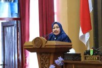 Anggota DPRD Tanah Bumbu dari Fraksi Nasdem, Hj. Ernawati sedang menyampaikan pandangan umum terhadap rancangan RPJMD di Rapat Paripurna di Ruang Sidang Utama, Selasa 15 Juli 2025