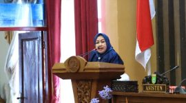 Anggota DPRD Tanah Bumbu dari Fraksi Nasdem, Hj. Ernawati sedang menyampaikan pandangan umum terhadap rancangan RPJMD di Rapat Paripurna di Ruang Sidang Utama, Selasa 15 Juli 2025
