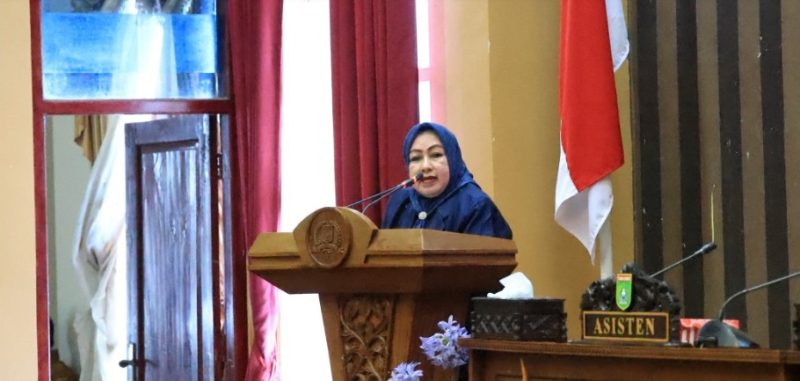 Anggota DPRD Tanah Bumbu dari Fraksi Nasdem, Hj. Ernawati sedang menyampaikan pandangan umum terhadap rancangan RPJMD di Rapat Paripurna di Ruang Sidang Utama, Selasa 15 Juli 2025