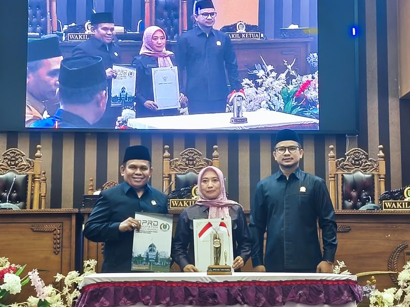 Rapat Paripurna DPRD Tanah Bumbu tandatangani Nota Kesepakatan KUA-PPAS Perubahan APBD 2025. Digelar di Tanah Bumbu, 8 Juli 2025.