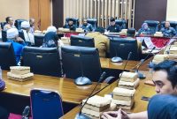 Warga Desa Sungai Cuka datangi DPRD Tanah Bumbu protes THM, RDP digelar bahas izin usaha. Tanah Bumbu, 8 Juli 2025.