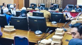 Warga Desa Sungai Cuka datangi DPRD Tanah Bumbu protes THM, RDP digelar bahas izin usaha. Tanah Bumbu, 8 Juli 2025.