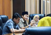 Andi Asdar Wijaya (Tengah) apresiasi kebijakan jam belajar sekolah negeri yang perhatikan waktu bermain siswa, dalam rapat kerja Senin 14 Juli 2025.
