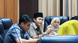 Andi Asdar Wijaya (Tengah) apresiasi kebijakan jam belajar sekolah negeri yang perhatikan waktu bermain siswa, dalam rapat kerja Senin 14 Juli 2025.
