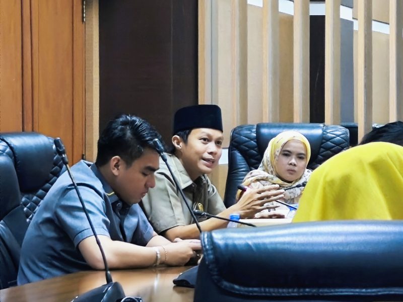 Andi Asdar Wijaya (Tengah) apresiasi kebijakan jam belajar sekolah negeri yang perhatikan waktu bermain siswa, dalam rapat kerja Senin 14 Juli 2025.