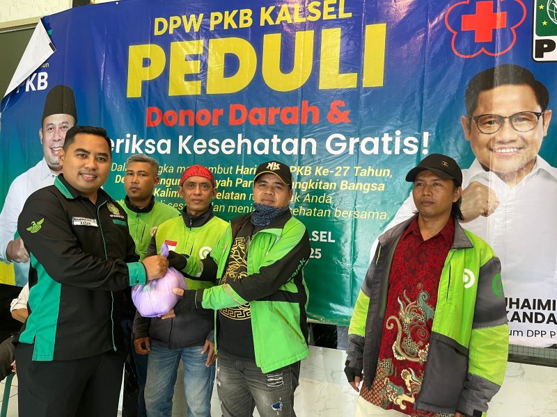 PKB Kalsel gelar donor darah dan bagi sembako untuk ojek online di Banjarmasin, Minggu 13 Juli 2025, peringati Harlah ke-27.