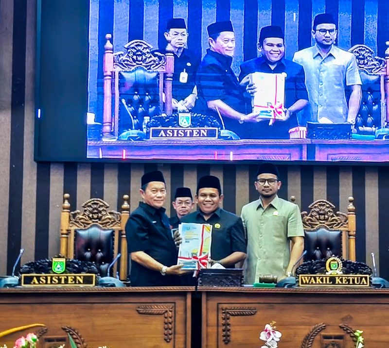 DPRD Tanah Bumbu terima dokumen KUA dan PPAS 2026 dari Pemda dalam rapat paripurna di Tanah Bumbu, Selasa 15 Juli 2025.