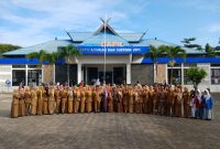 Apel pagi Disdukcapil Tanah Bumbu dipimpin Pj. Sekda Yulian Herawati di Batulicin pada Selasa, 8 Juli 2025, dorong semangat menuju WBBM.