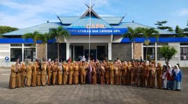 Apel pagi Disdukcapil Tanah Bumbu dipimpin Pj. Sekda Yulian Herawati di Batulicin pada Selasa, 8 Juli 2025, dorong semangat menuju WBBM.