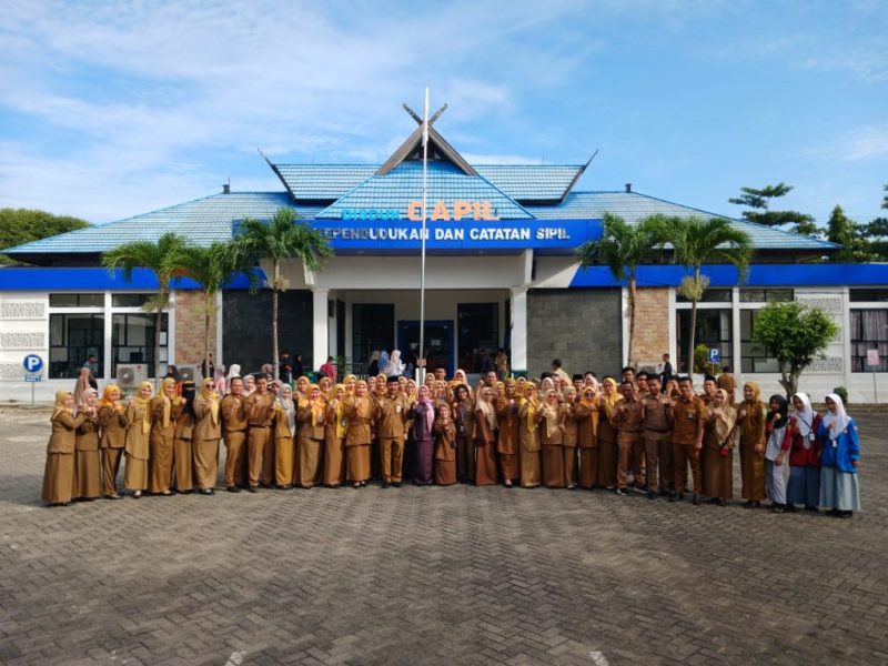 Apel pagi Disdukcapil Tanah Bumbu dipimpin Pj. Sekda Yulian Herawati di Batulicin pada Selasa, 8 Juli 2025, dorong semangat menuju WBBM.