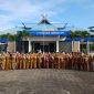 Apel pagi Disdukcapil Tanah Bumbu dipimpin Pj. Sekda Yulian Herawati di Batulicin pada Selasa, 8 Juli 2025, dorong semangat menuju WBBM.