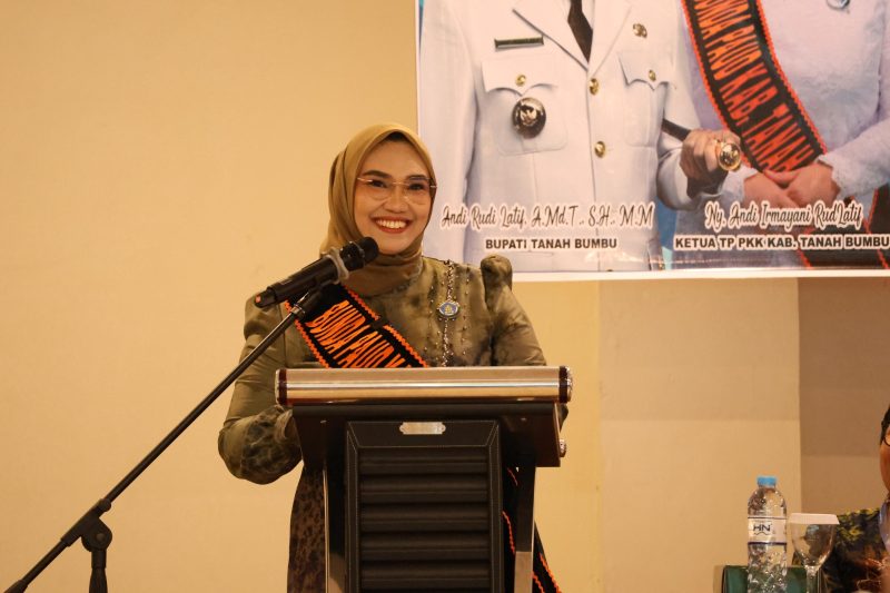 Bunda PAUD Tanah Bumbu Andi Irmayani Rudi Latif berikan pembekalan di Batulicin, Kamis 24 Juli 2025, bagi 175 peserta PAUD
