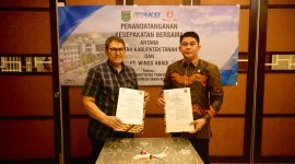 Bupati Andi Rudi Latif dan CEO PT Wings Abadi tanda tangani MoU peningkatan rute Batulicin–Makassar di Jakarta, Kamis malam, 17 Juli 2025