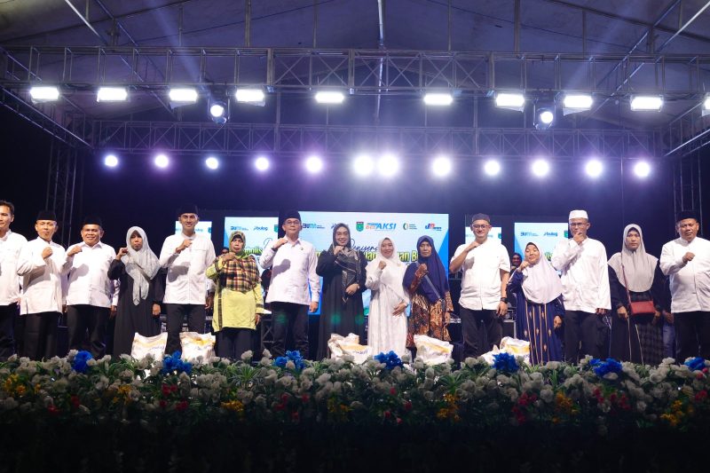Bupati Andi Rudi Latif resmikan Aksi Tanah Bumbu Bershalawat di Jalan Kodeco KM 2, Tanah Bumbu, Jumat malam 25 Juli 2025