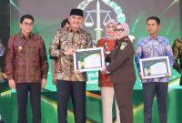 Bupati Tanah Laut terima penghargaan dari Kejati Kalsel dalam peresmian gedung baru di Banjarbaru, Kalimantan Selatan, Kamis 3 Juli 2025. Foto : Bacakabar.id