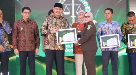 Bupati Tanah Laut terima penghargaan dari Kejati Kalsel dalam peresmian gedung baru di Banjarbaru, Kalimantan Selatan, Kamis 3 Juli 2025. Foto : Bacakabar.id
