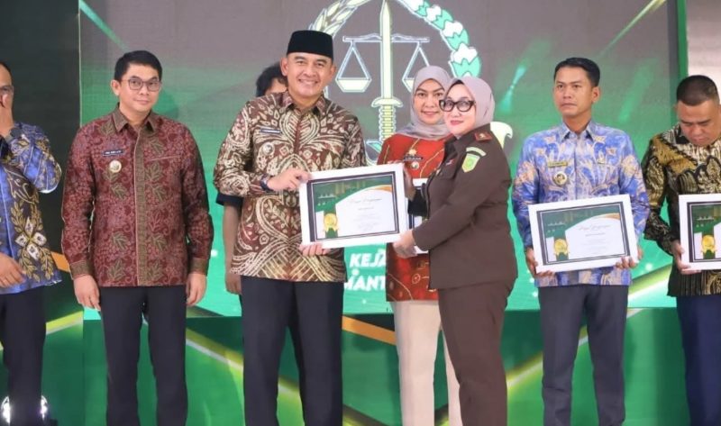 Bupati Tanah Laut terima penghargaan dari Kejati Kalsel dalam peresmian gedung baru di Banjarbaru, Kalimantan Selatan, Kamis 3 Juli 2025. Foto : Bacakabar.id