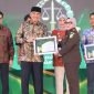 Bupati Tanah Laut terima penghargaan dari Kejati Kalsel dalam peresmian gedung baru di Banjarbaru, Kalimantan Selatan, Kamis 3 Juli 2025. Foto : Bacakabar.id