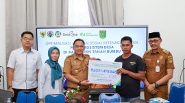Kepala Dinas PMD Tanah Bumbu, Syamsir, menyerahkan santunan BPJS Ketenagakerjaan sebesar Rp231 juta kepada ahli waris almarhumah Halimatus Sa’diah dalam kegiatan sosialisasi program jaminan sosial ketenagakerjaan di Kecamatan Kusan Tengah, Senin (14/7/2024). Turut hadir Kepala BPJS Ketenagakerjaan Batulicin, Vina Dwina Yuskin, dan camat setempat.