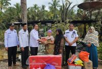 Pemerintah Tanah Bumbu menyalurkan bantuan sosial kepada korban kebakaran Wa’dana di Desa Manurung, Kusan Tengah, pada Rabu, 16 Juli 2025
