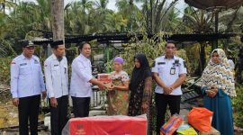 Pemerintah Tanah Bumbu menyalurkan bantuan sosial kepada korban kebakaran Wa’dana di Desa Manurung, Kusan Tengah, pada Rabu, 16 Juli 2025