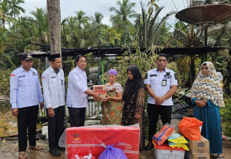 Pemerintah Tanah Bumbu menyalurkan bantuan sosial kepada korban kebakaran Wa’dana di Desa Manurung, Kusan Tengah, pada Rabu, 16 Juli 2025