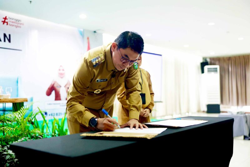 Bupati Andi Rudi Latif teken Piagam Audit Intern dan buka pelatihan manajemen risiko di Banjarmasin, Senin, 30 Juni 2025.