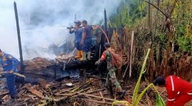 Petugas gabungan dari Damkar Kusan Hilir, Pos Damkar Angsana, TNI, dan relawan berupaya memadamkan sisa api dan melakukan pendinginan di lokasi kebakaran rumah warga di Desa Manurung, Kecamatan Kusan Hilir, Tanah Bumbu, Selasa (15/7/2025).