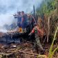 Petugas gabungan dari Damkar Kusan Hilir, Pos Damkar Angsana, TNI, dan relawan berupaya memadamkan sisa api dan melakukan pendinginan di lokasi kebakaran rumah warga di Desa Manurung, Kecamatan Kusan Hilir, Tanah Bumbu, Selasa (15/7/2025).