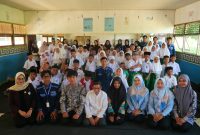 Mahasiswa STIKes Intan Martapura bangun pojok baca di MI Hidayatul Ibad, Astambul, Banjar, dalam program Salira, Senin, 21 Juli 2025.