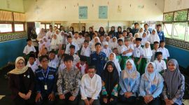 Mahasiswa STIKes Intan Martapura bangun pojok baca di MI Hidayatul Ibad, Astambul, Banjar, dalam program Salira, Senin, 21 Juli 2025.
